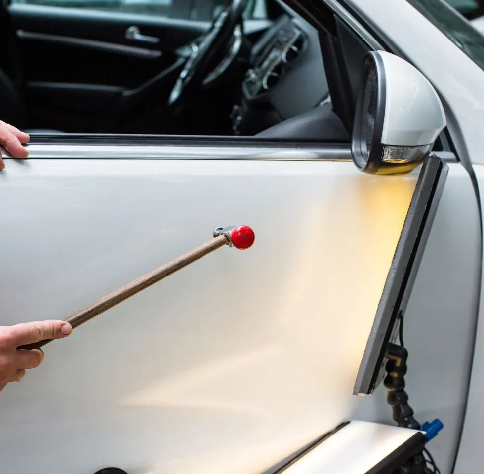 Débosselage de carrosserie à La Rochelle : optez pour la technique du débosselage sans peinture (DSP) à tarifs avantageux
